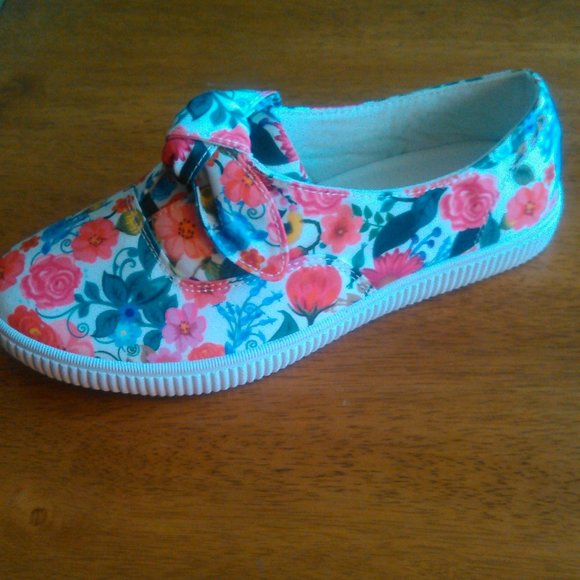Comfortview Bright Floral Casual Shoe  NWOT. Size 8-Wide - Picture 2 of 4